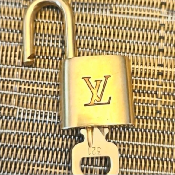 Louis Vuitton lock and key choker - Picture 8 of 10